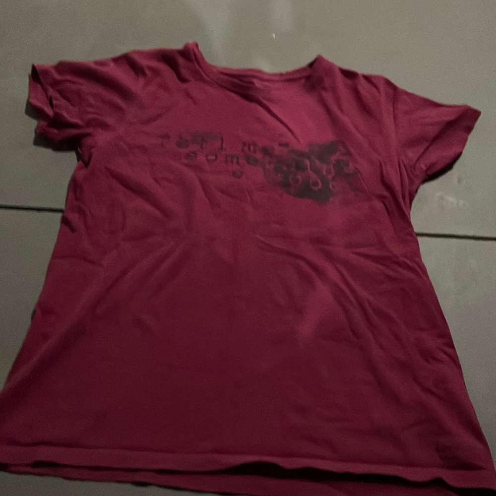 Women’s medium burgundy tee